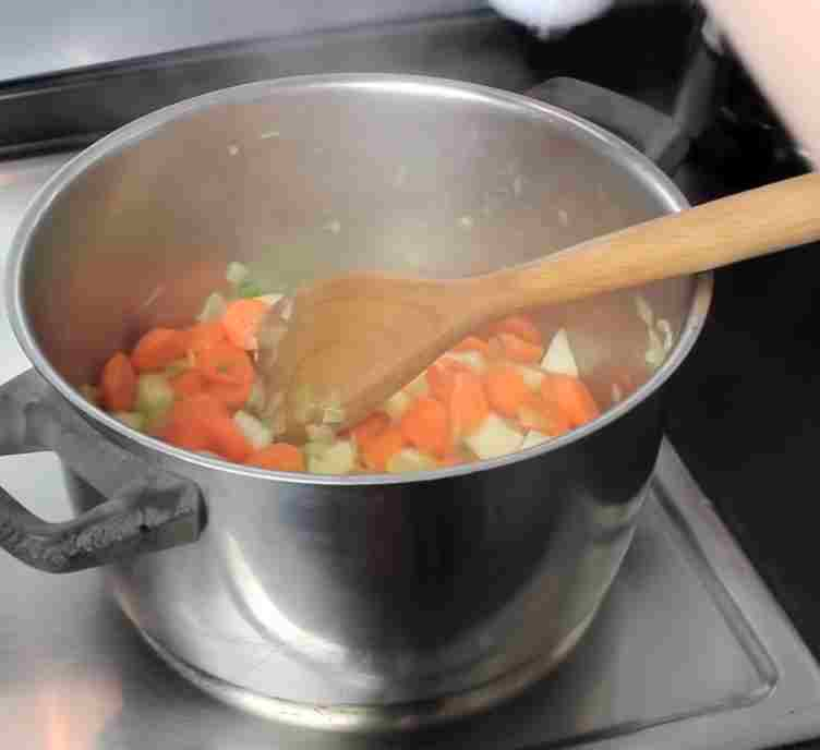 Ciorbă de casă a bunicii