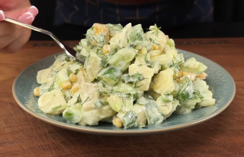 Am dormit minunat noaptea trecută (fără să mă trezesc mereu), această salată am mâncat-o prima: este ușoară și sățioasă!