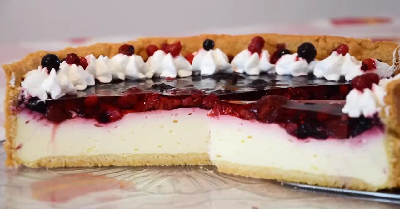 Prăjitură cremoasă cu fructe de pădure: Se topește în gură!