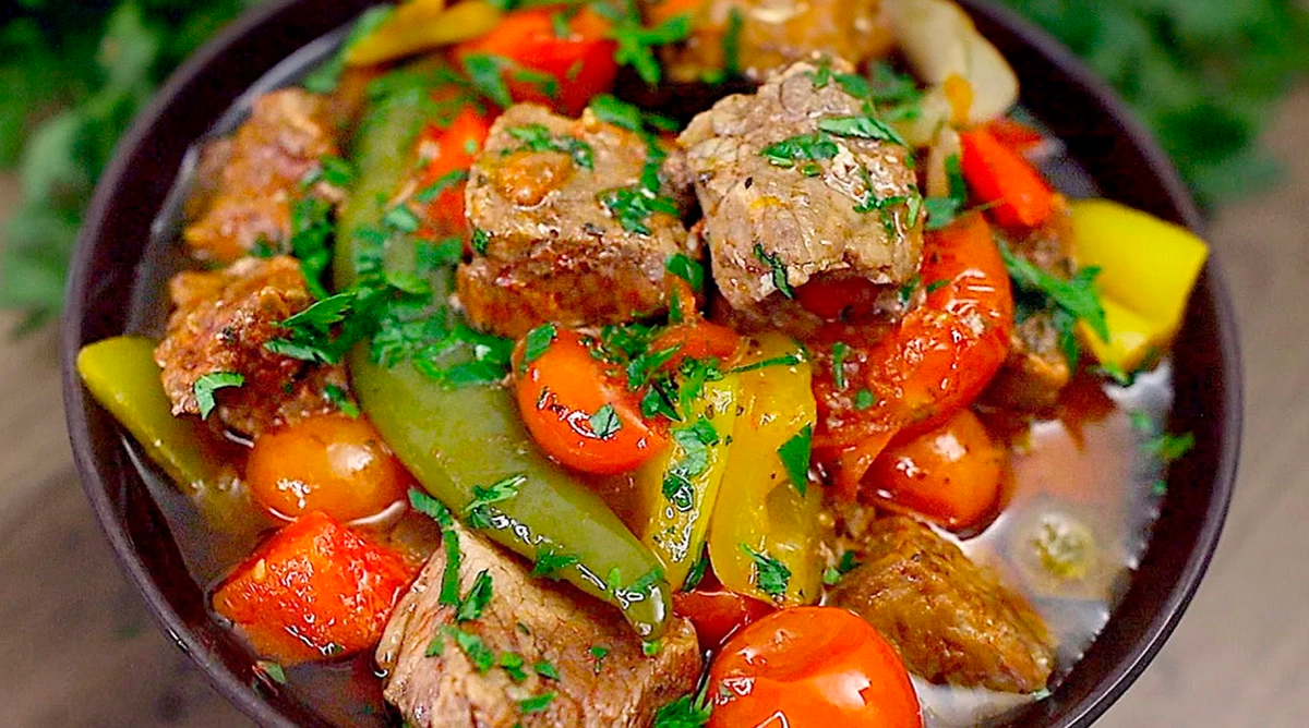 Carne de vită cu usturoi și legume la cuptor: Rețetă pentru un prânz duminical suculent