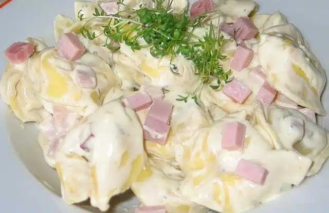 Rețetă de tortellini cu sos de brânză și smântână