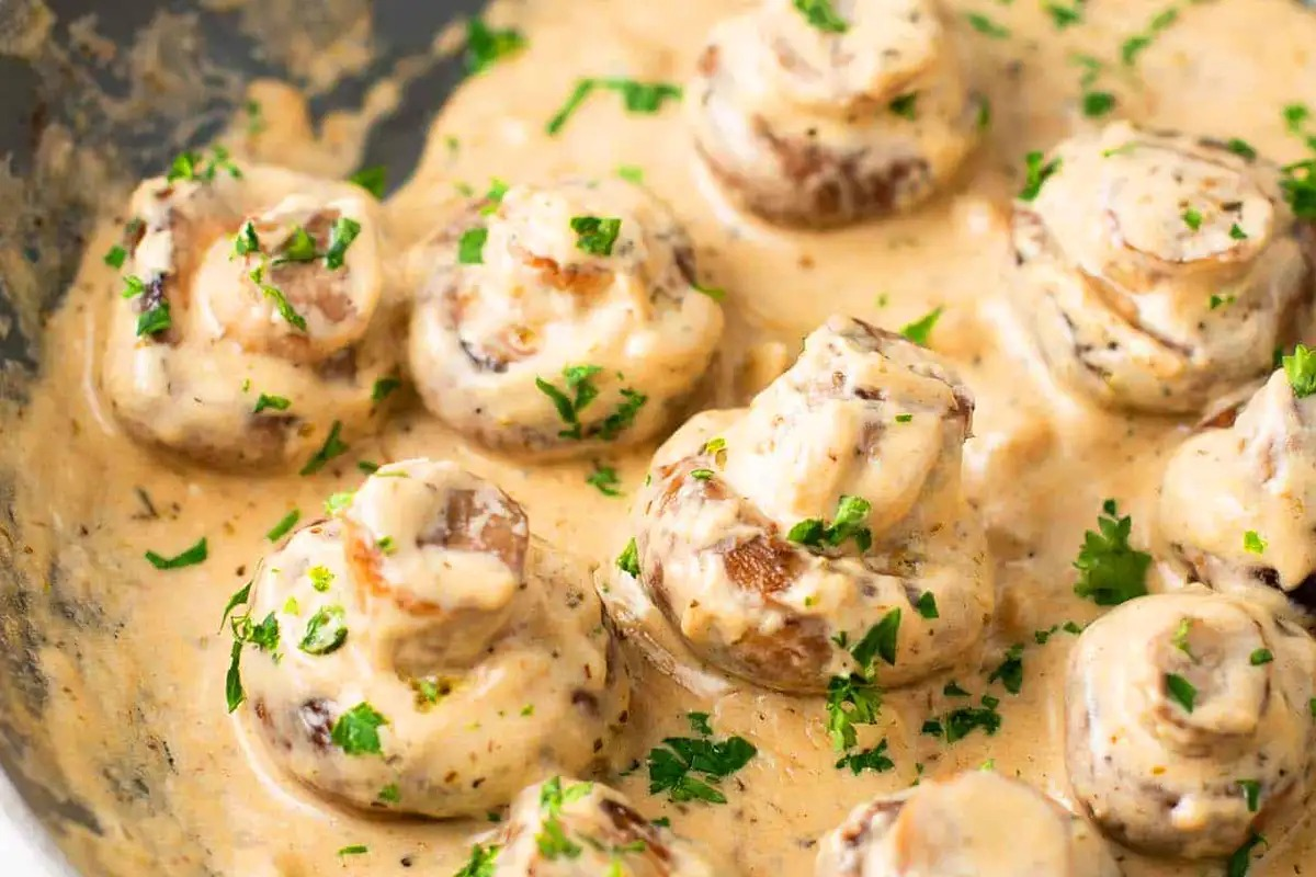 Ciuperci în sos cremos delicios de usturoi – rețetă