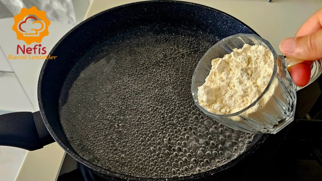 Vars făina în apă clocotită și vezi ce gătesc pentru cină: Toți au înnebunit | Doar 95 Kcal!