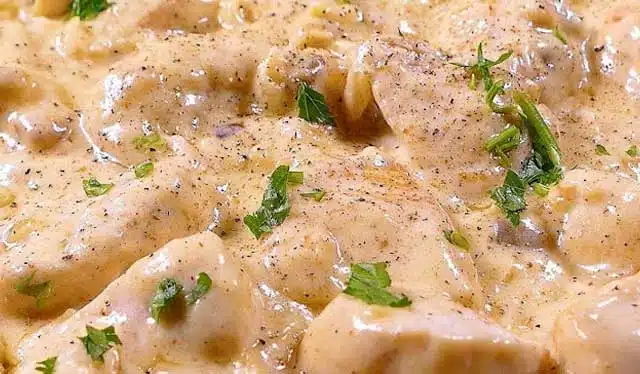 Piept de pui în sos de usturoi cu parmezan rețetă