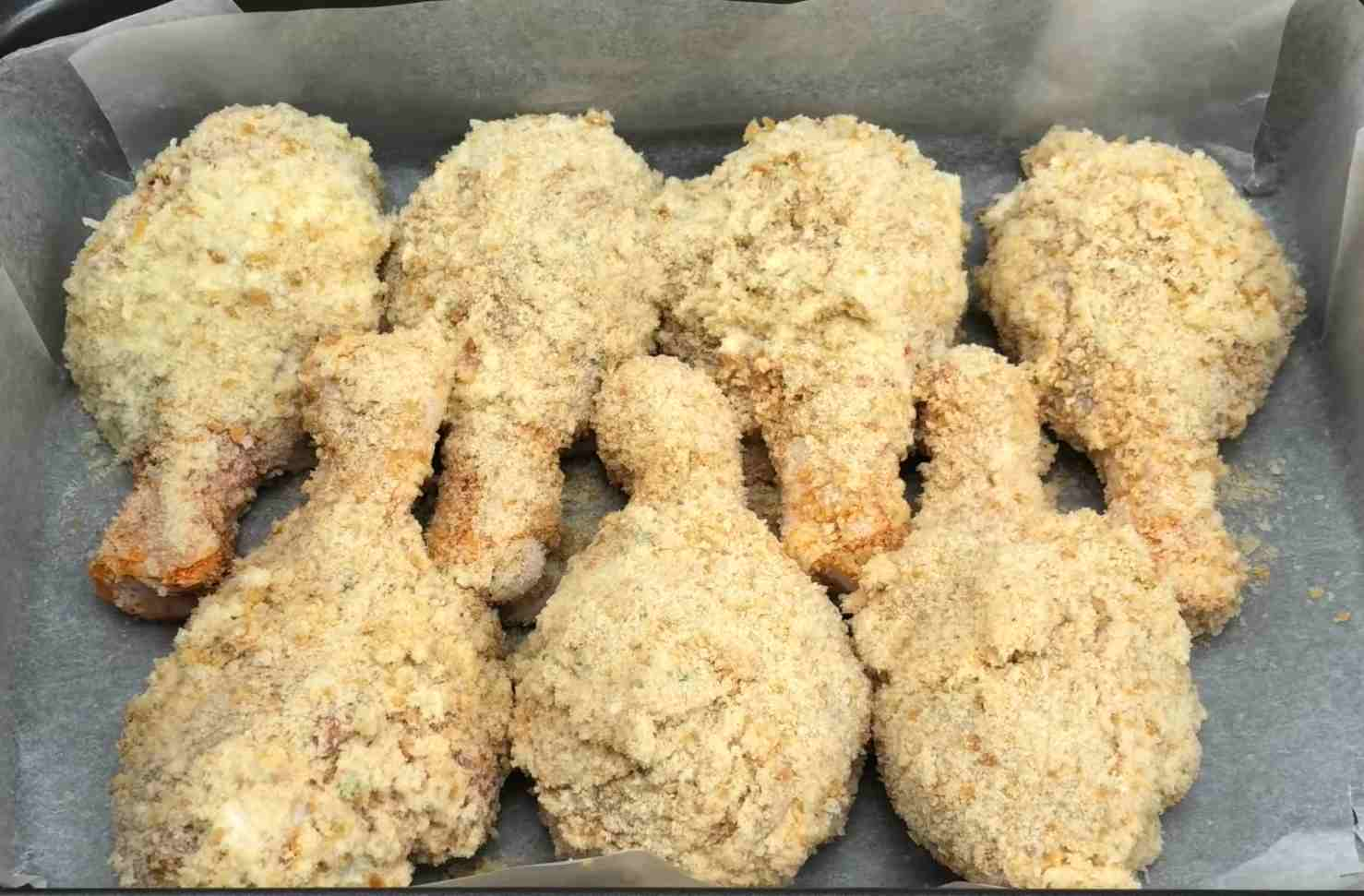 O găină în cuptor cu crustă crocantă delicioasă