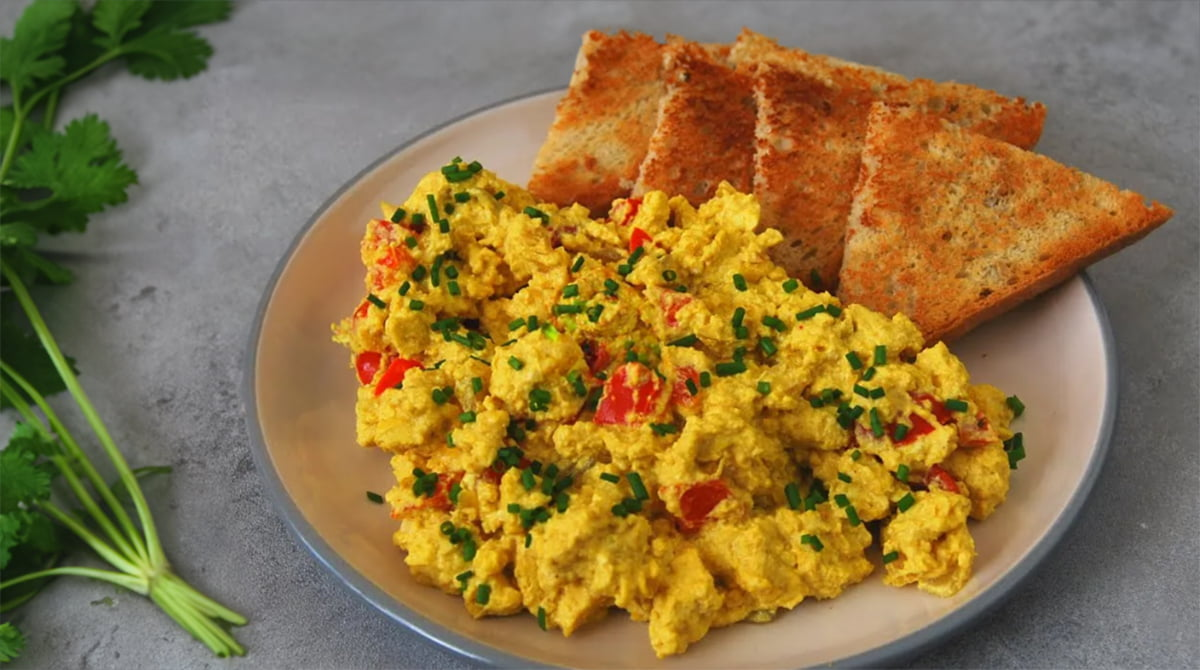 Omletă delicioasă de tofu cu ardei roșu și ceapă: Interșanjabilă cu omleta clasică!