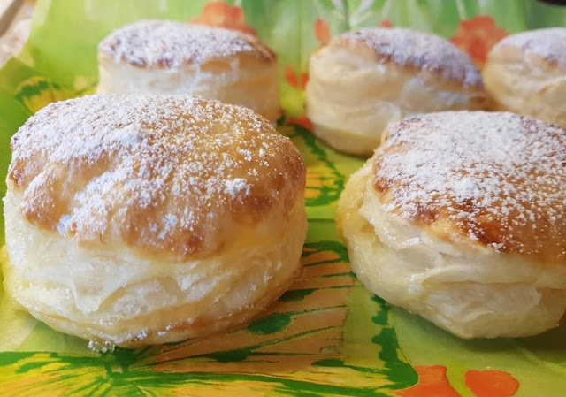 Plăcintă din foietaj cu budincă de vanilie