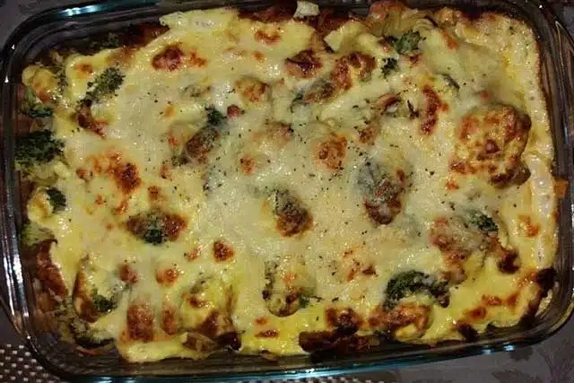 Musaca de gyro cu usturoi și sos hollandaise – rețetă