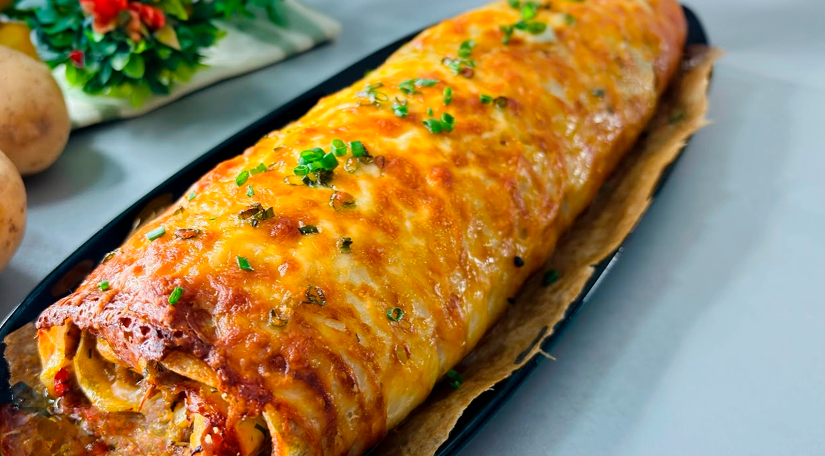 Ruladă delicioasă de cartofi cu umplutură de carne și mozzarella