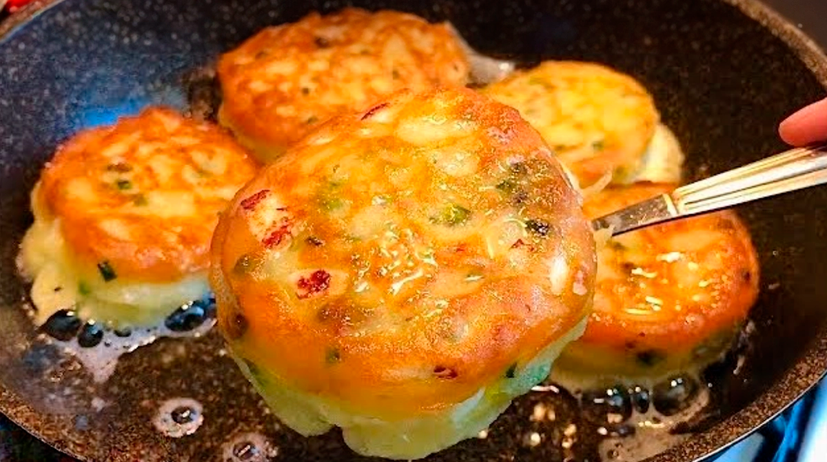 Biscuiți crocanți cu kefir, salam și ceapă pentru o vizită neașteptată