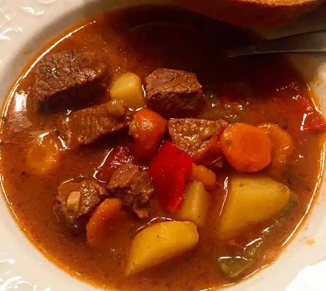 Rețetă originală de ciorbă ungurească de gulaș