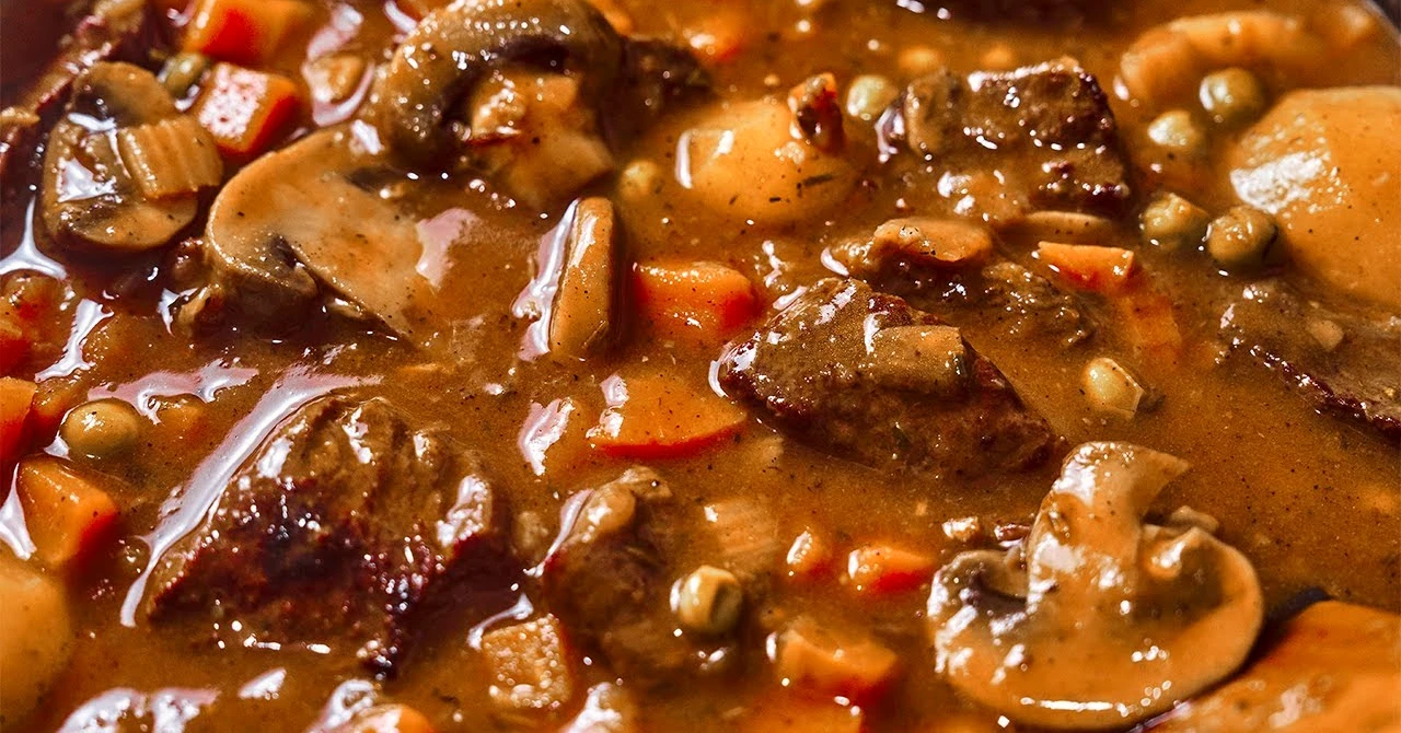 Gulaș fantastic de vită ca la mama: plin de savoare, cu ciuperci, cartofi și legume!