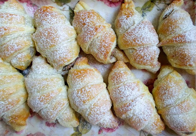 Nusshörnchen se traduit en roumain par „Cornulețe cu nucă”.