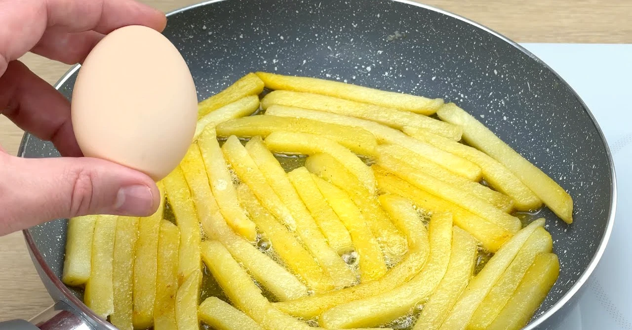 Omletă consistentă cu ouă, cartofi și legume: Rețetă pentru o cină excelentă în doi!