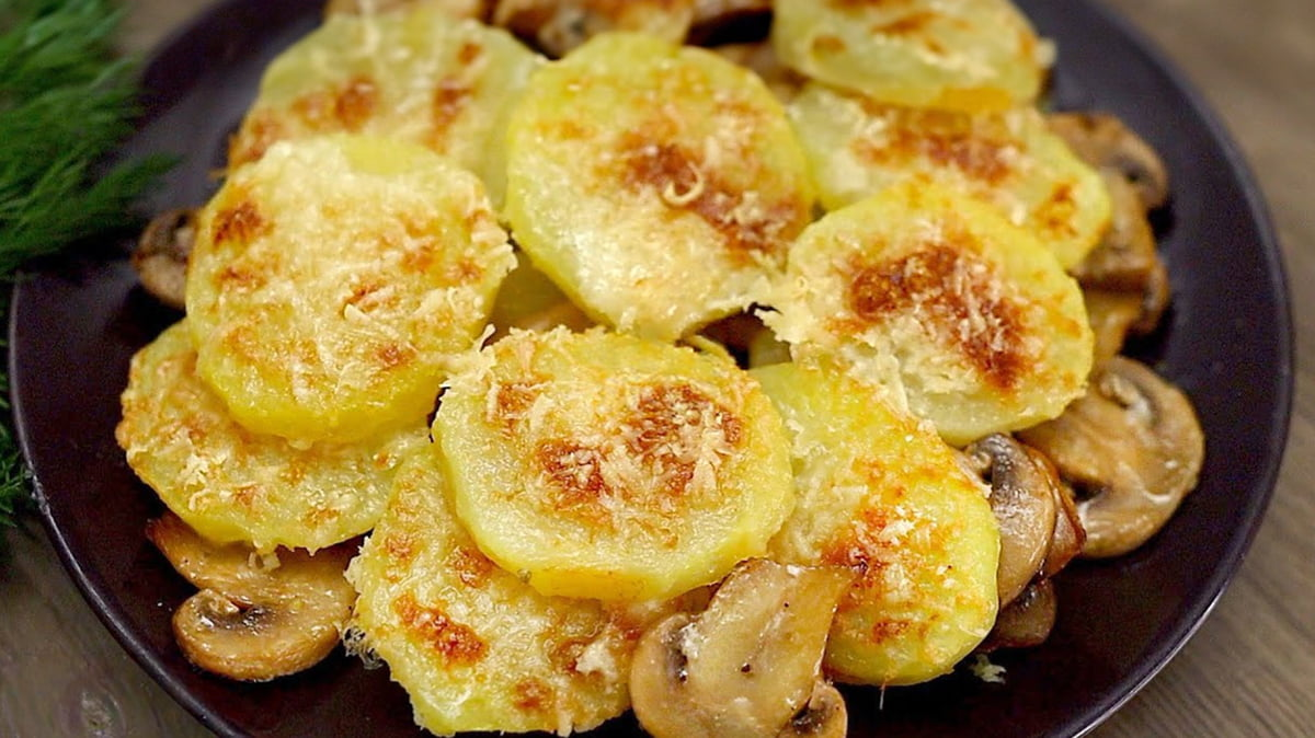 Cartofi gratinați cremoși cu ciuperci și parmezan – un preparat irezistibil