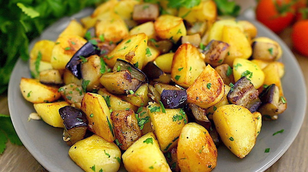 Cartofi copți cu vinete și usturoi – garnitura ideală pentru mâncarea ta