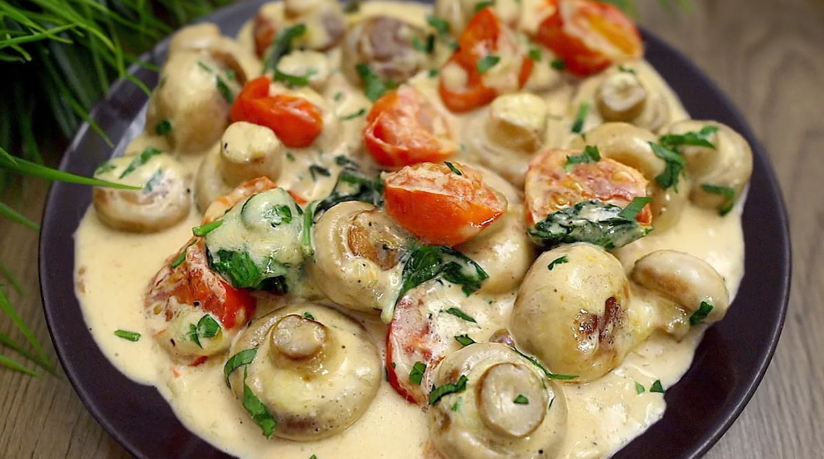 Ciuperci cremoase delicate cu spanac și roșii cherry – armonie perfectă a gusturilor