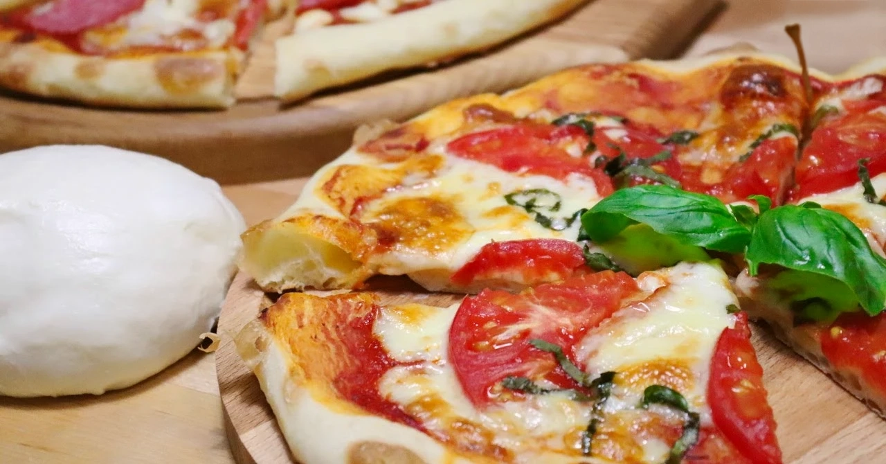 Pizza de casă rapidă: Această REȚETĂ este atât de simplă, încât o poate face oricine!