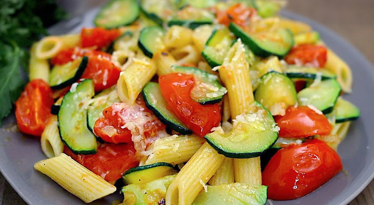 Paste rapide și sănătoase cu dovlecei și roșii: Rețetă pentru o cină ușoară