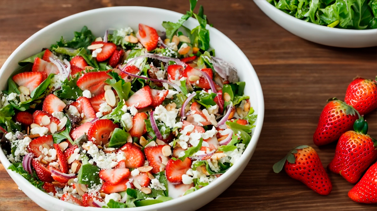 Salata mea preferată de căpșuni cu brânză feta: Răcorește-te vara cu o combinație neobișnuită de arome!