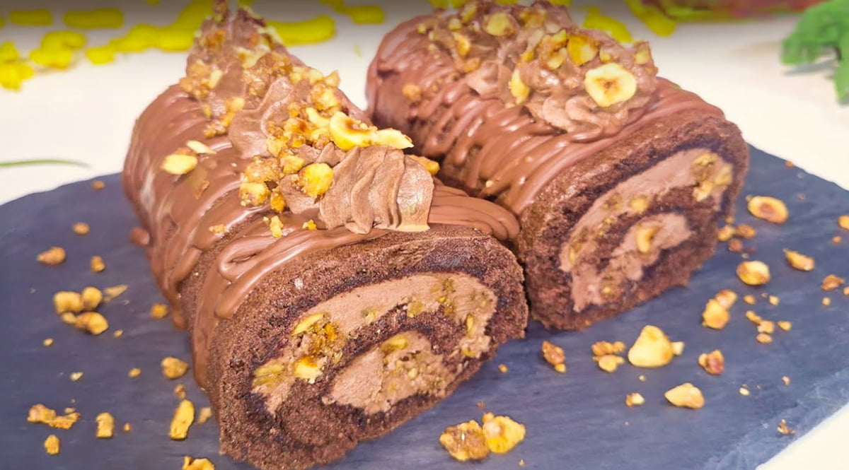 Delicioasă ruladă de cafea și ciocolată cu nuci și cremă de cafea