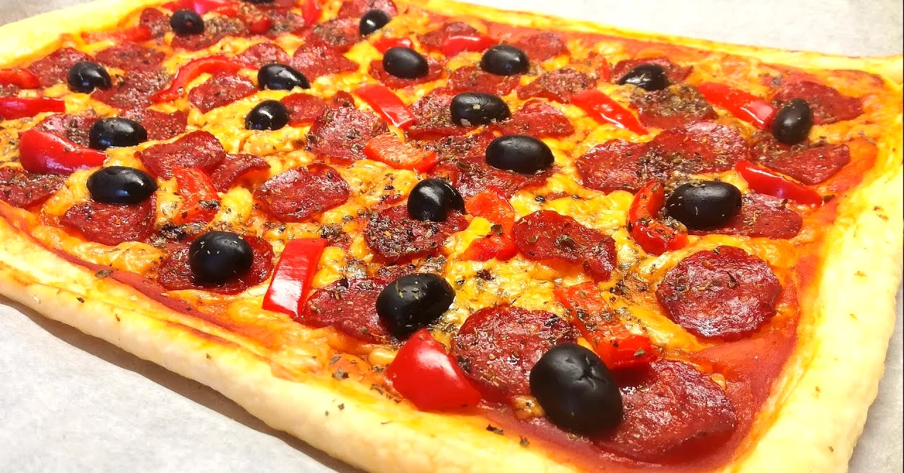 Cea mai bună pizza din aluat foietaj pe care ai mâncat-o vreodată: gata în câteva minute și are un gust divin! (REȚETĂ)