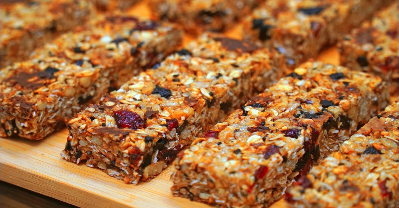 Batoane musli de casă pline cu fructe și nuci: Rețetă rapidă și simplă