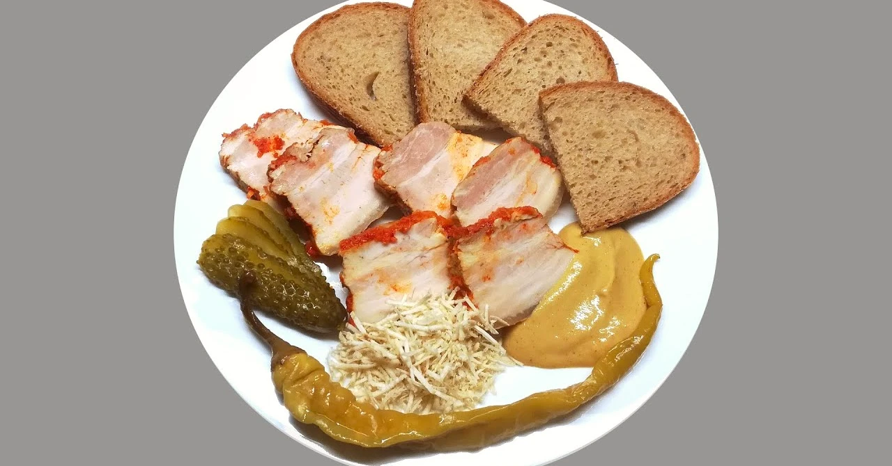 Cum să pregătești cel mai bun piept de porc murat? Acesta cu usturoi și paprika este TOP!