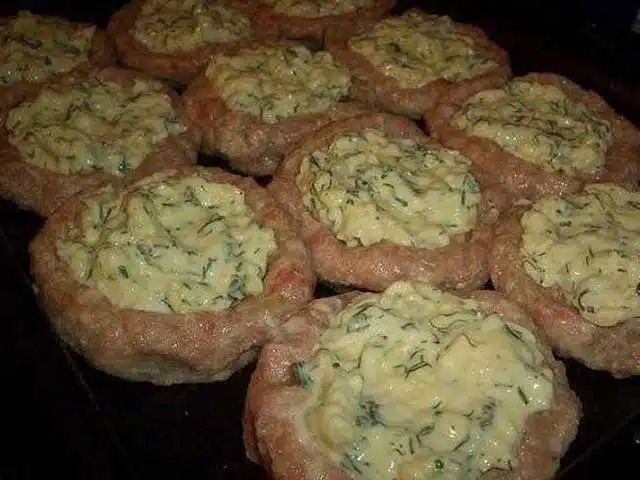 Cuiburi din carne tocată umplute cu brânză la cuptor – rețetă