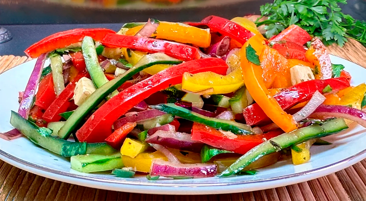 Salată mediteraneană răcoritoare cu brânză Feta: Rețetă plină de culori și arome