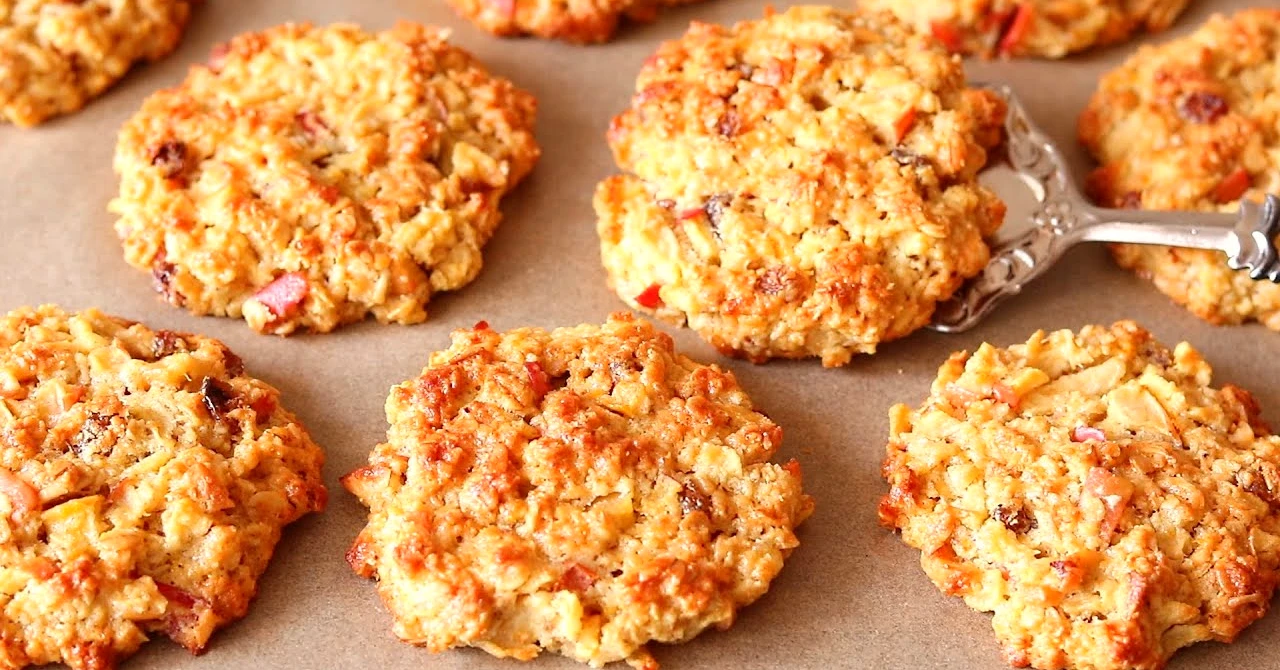 Cum să faci biscuiți divini cu ovăz? Trebuie să încerci această REȚETĂ cu mere și stafide!