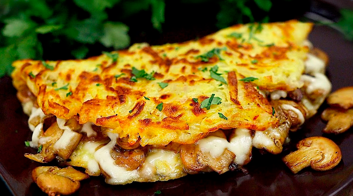 Clătită de cartofi suculentă cu ciuperci și brânză