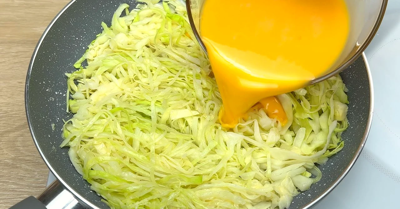 Cea mai bună clătită cu varză, salam și brânză: Deliciu simplu din tigaie!