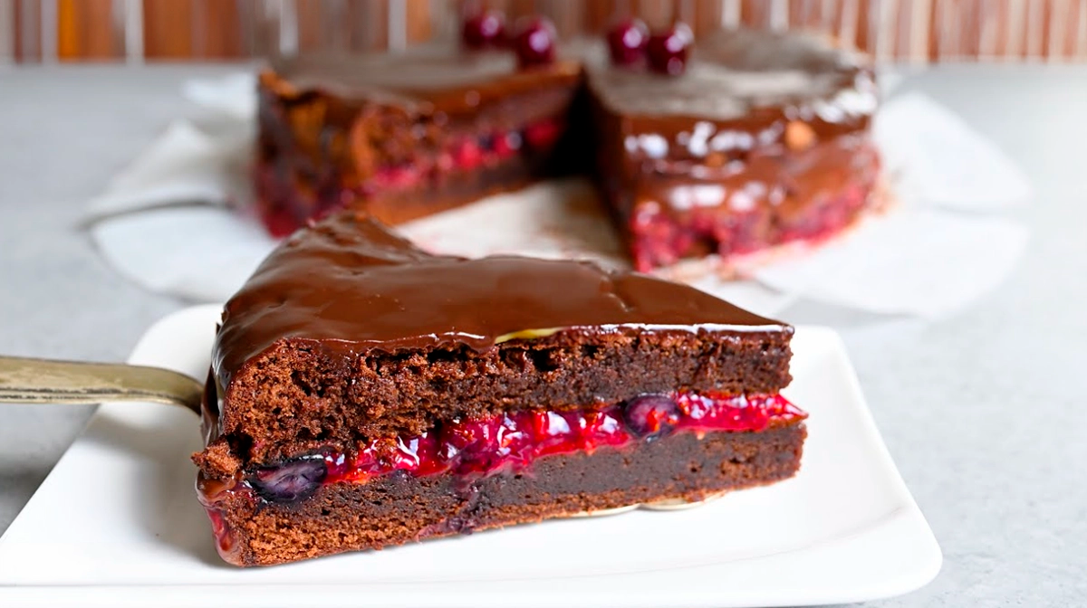 Tort faimos din Pădurea Neagră cu rodie și glazură de ciocolată