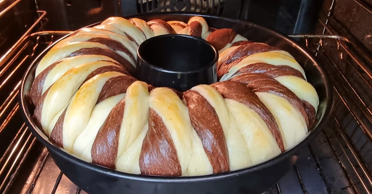 Brioșă dublu colorată de casă: Când o vei gusta, nu vei mai vrea alta! (REȚETĂ simplă)