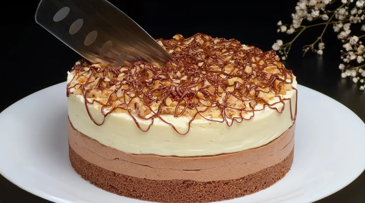 Prăjitură rapidă fără coacere cu două straturi, ciocolată și nuci walnuts