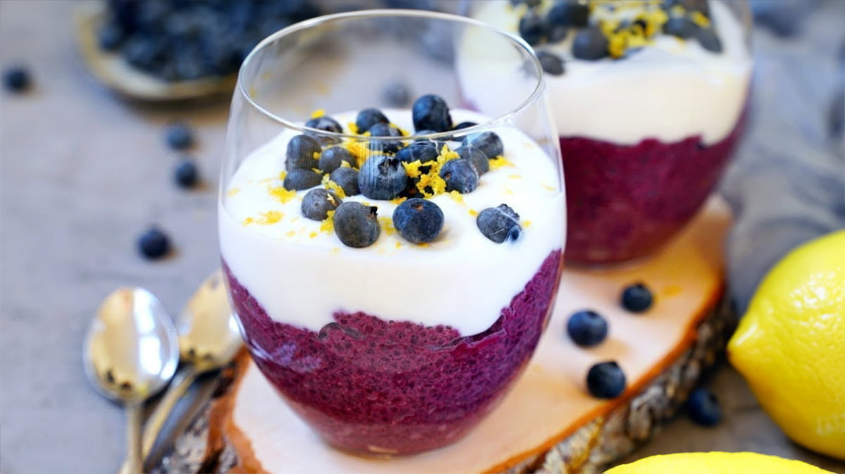 Budincă excelentă de chia cu afine: potrivită nu doar pentru mic dejun sau gustare, ci și ca desert!