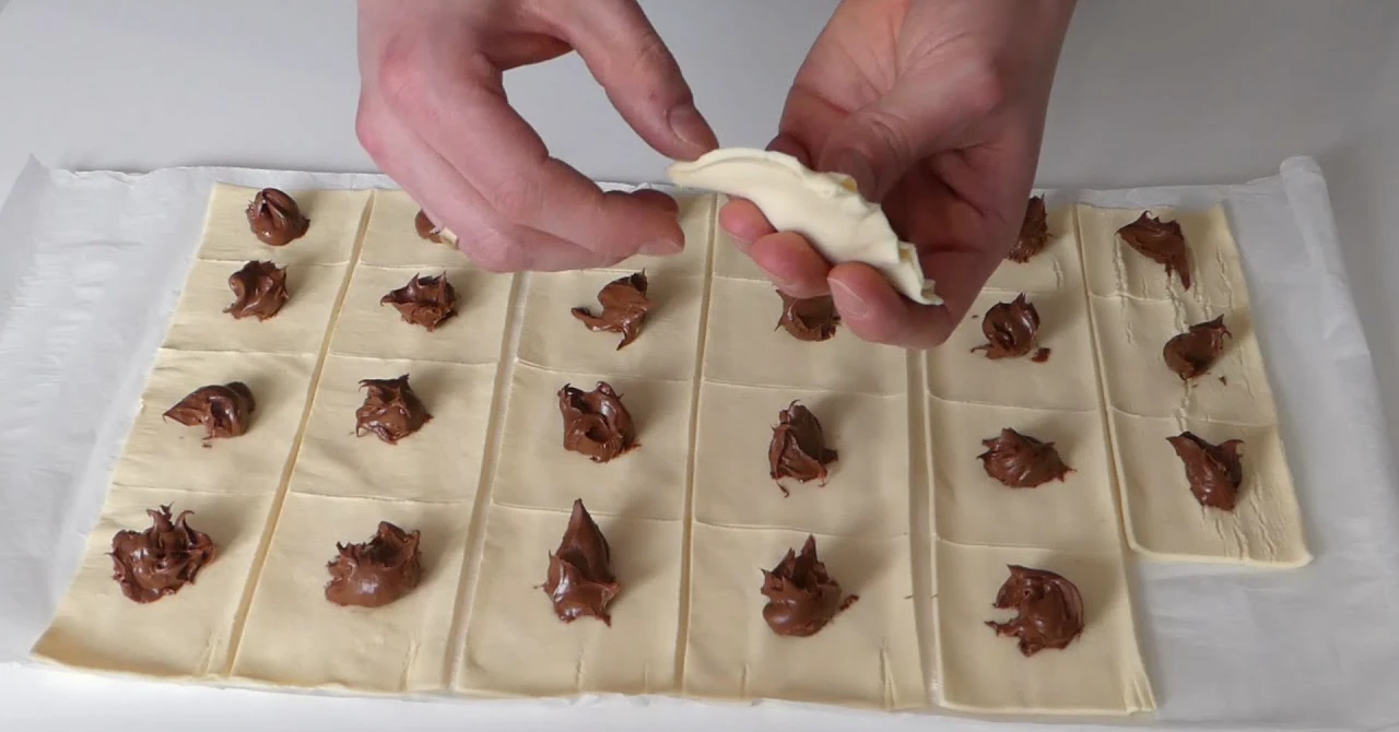 Cele mai rapide plăcințele cu Nutella din aluat foietaj: REȚETĂ gata în câteva minute!