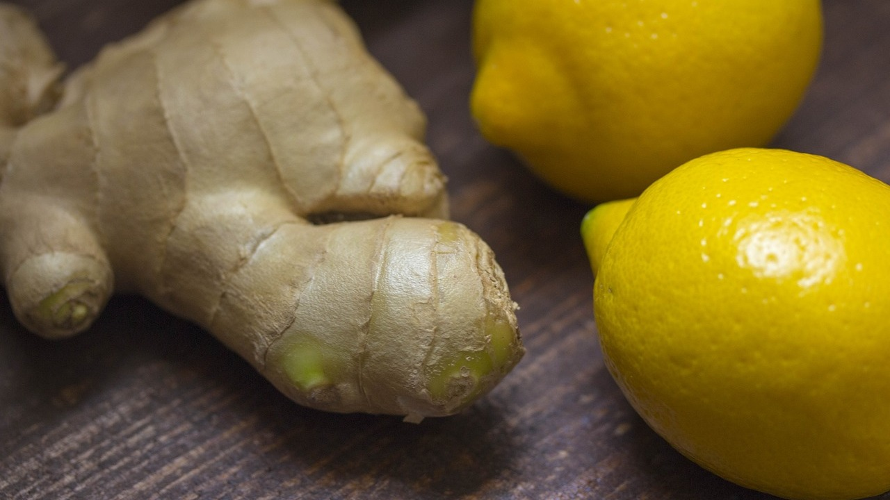 Lămâie fierbinte cu turmeric și ghimbir