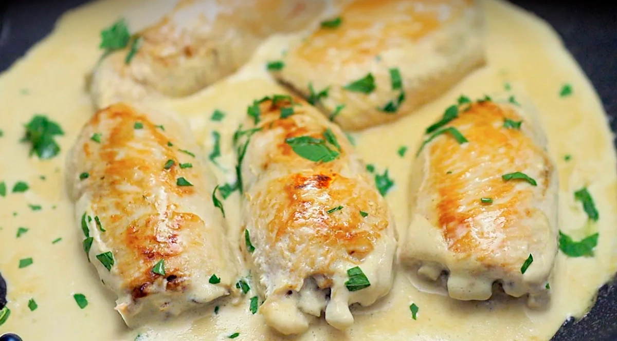 Rețetă delicioasă de rulouri de pui cu ciuperci în sos cremos