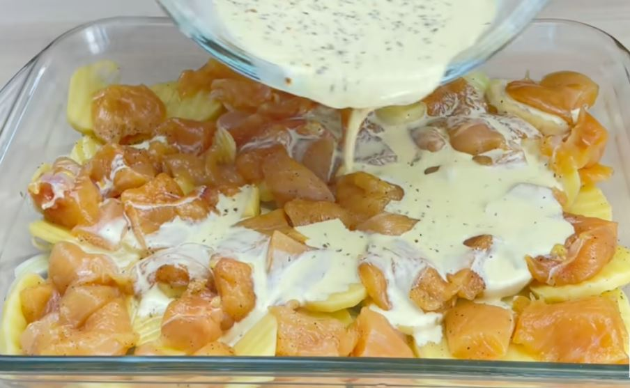 Pun cartofi și piept de pui crud într-o tigaie, apoi torn acest aluat – doar 360 kcal: Nimeni nu s-a gândit că e dietetic!