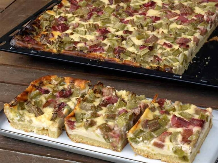 Chec cu rubarbă și brânză de vaci cu budincă de vanilie