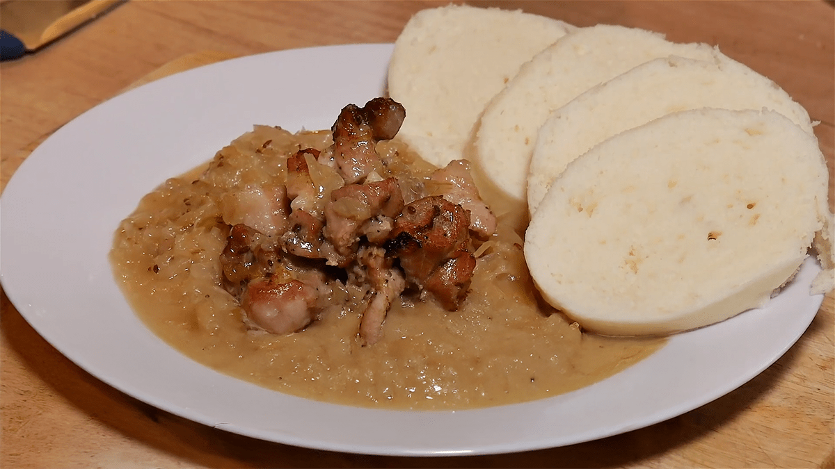 Friptură de casă cu varză și găluște: Această REȚETĂ va fi iubită de întreaga familie!