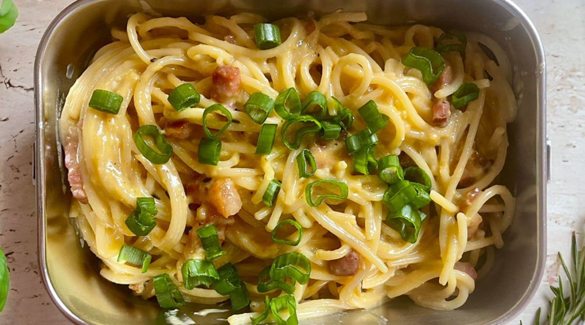 Spaghete carbonara preferate într-o versiune ușoară: Potrivite și pentru prânz la pachet!