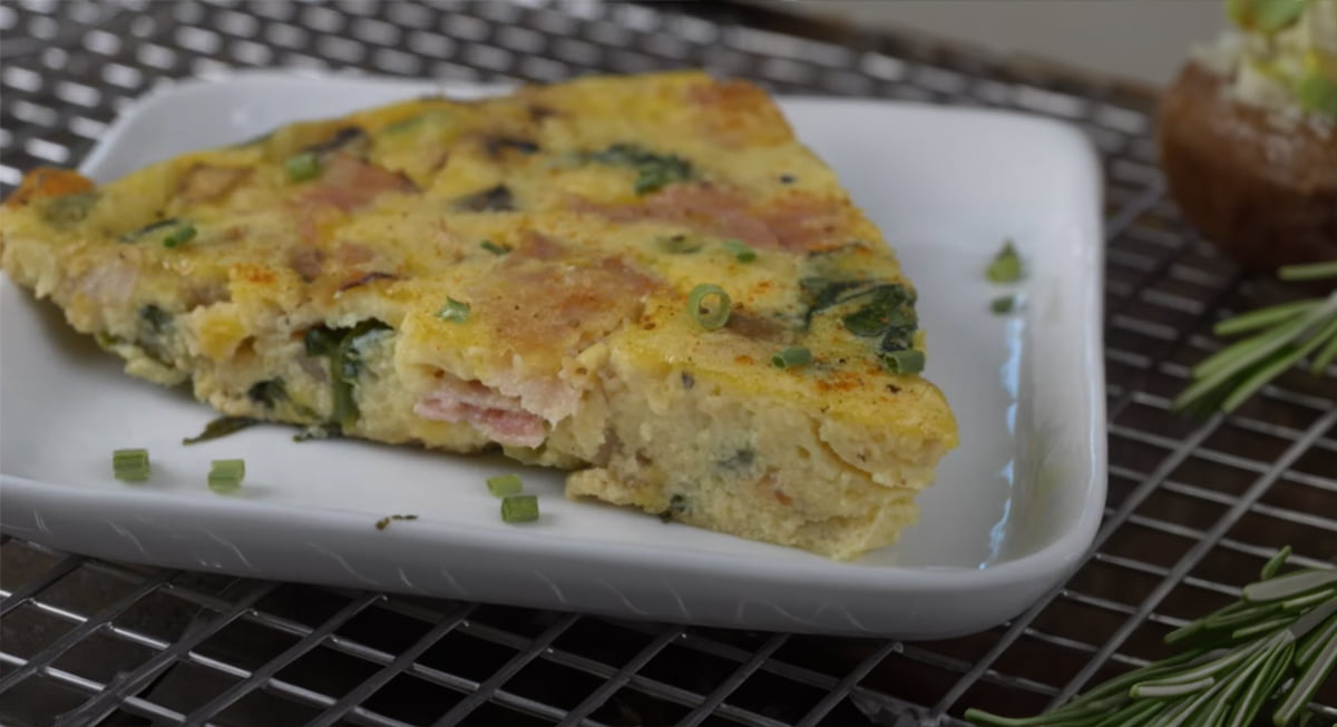 Frittata coaptă cu brânză, legume și șuncă: Rețetă simplă și rapidă, plină de proteine!