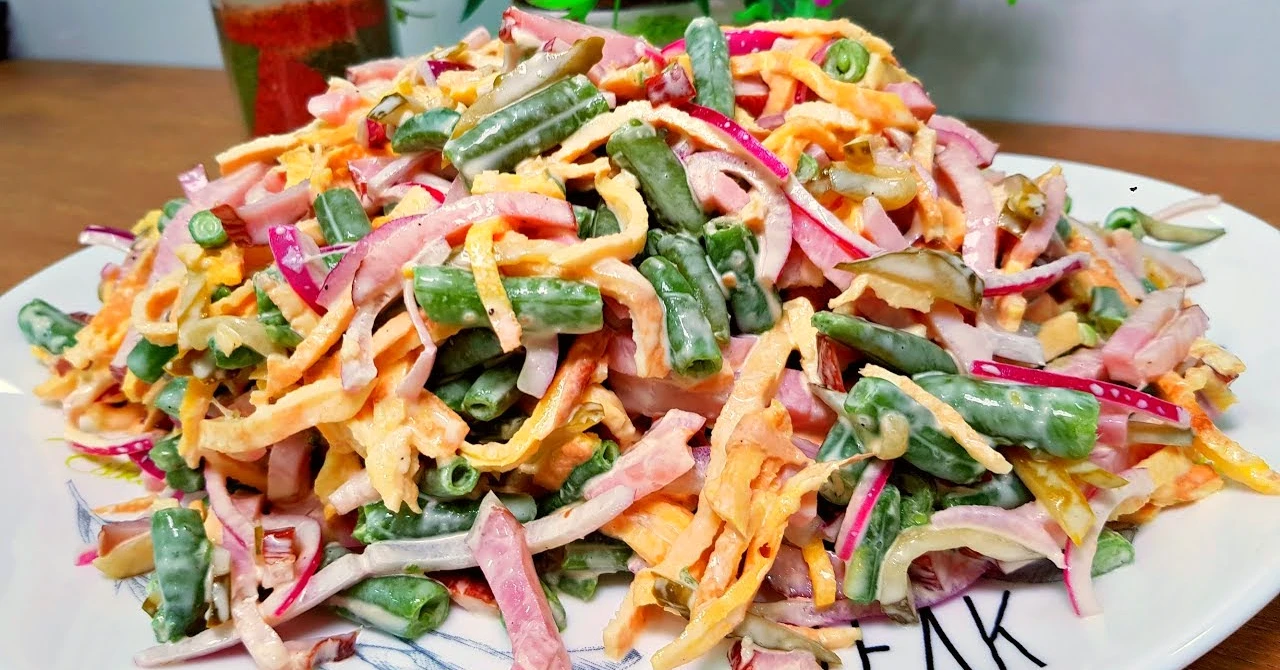 Cum să pregătești cea mai bună salată de fasole? Încearcă această rețetă cu carne afumată și omletă cu ou!