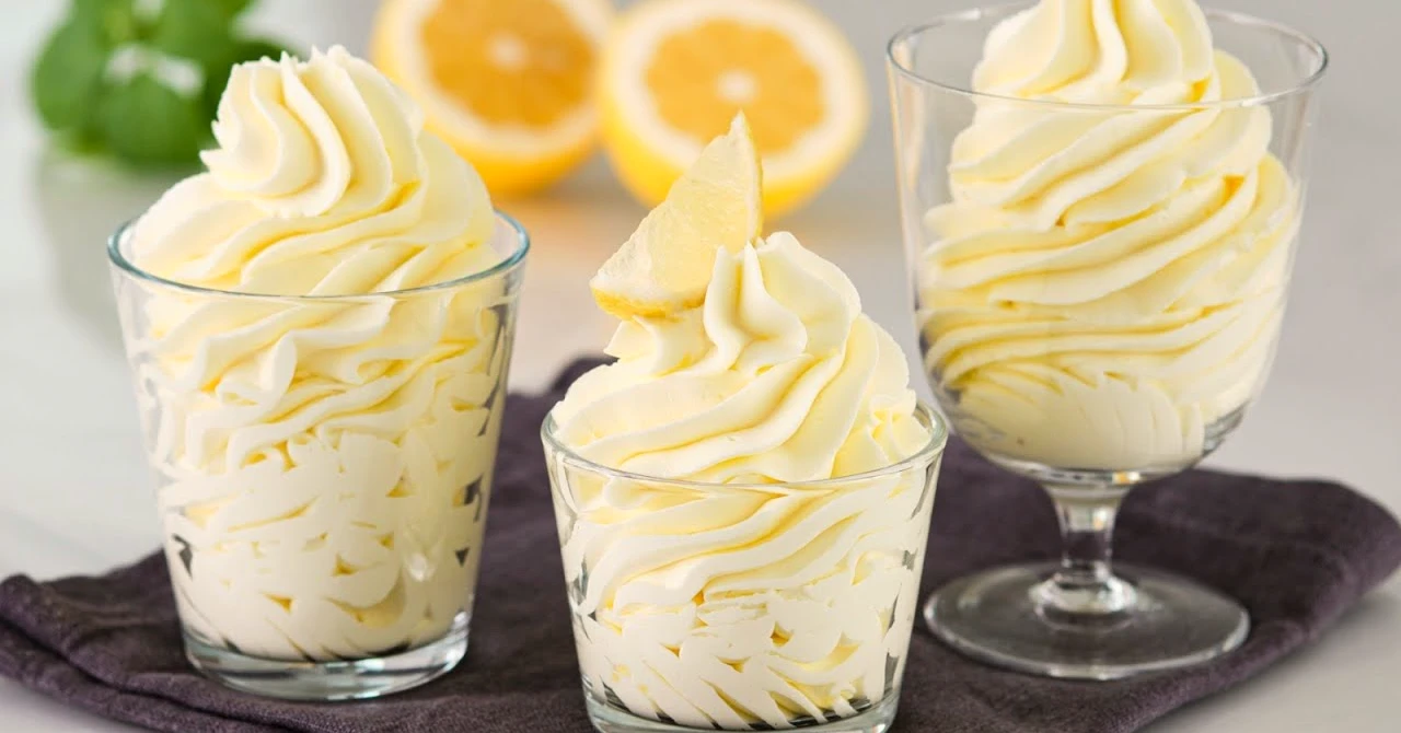 Rețetă TOP pentru un pahar răcoritor cu lămâie: Cremos, ușor și irezistibil!