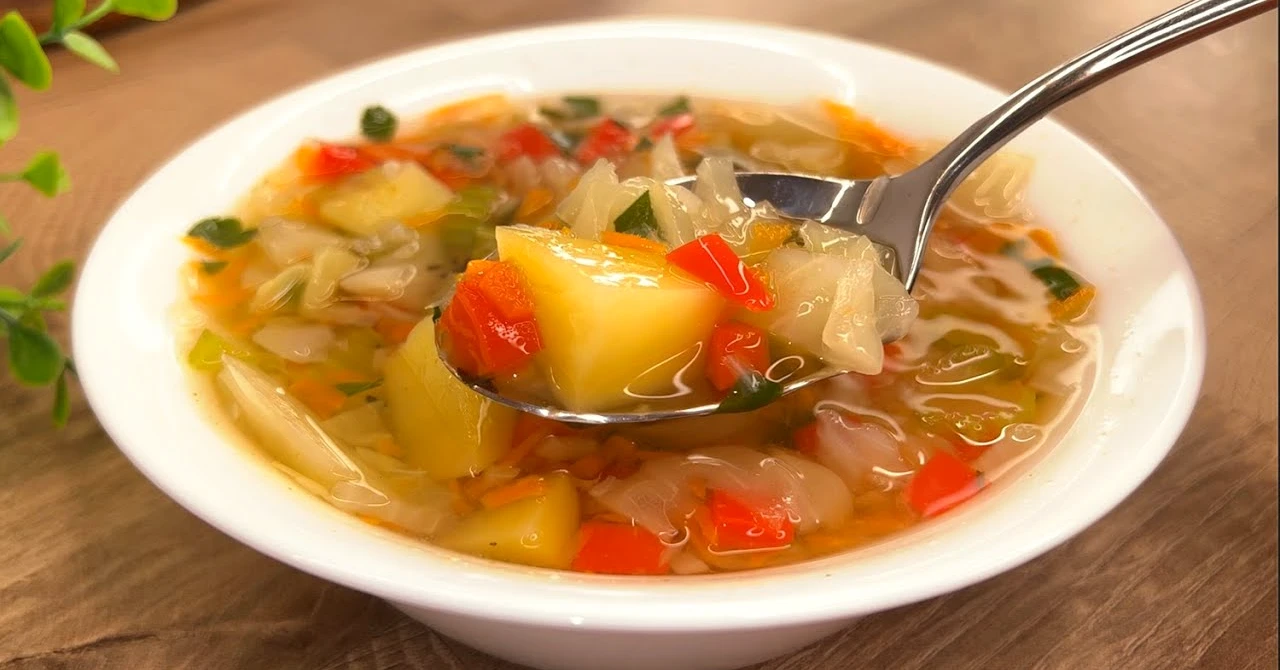 Supă de legume simplă și ieftină: REȚETĂ pentru o masă consistentă pentru întreaga familie