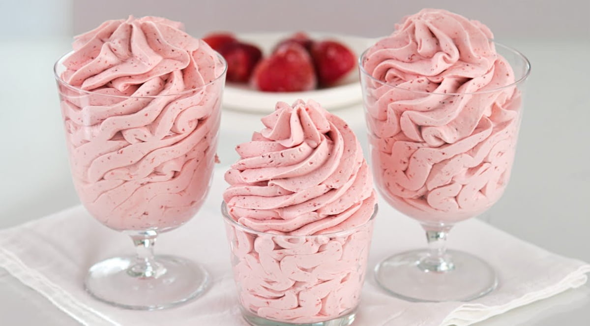 Cremă fantastică de căpșuni în 5 minute: umplu prăjituri, clătite și brioșe