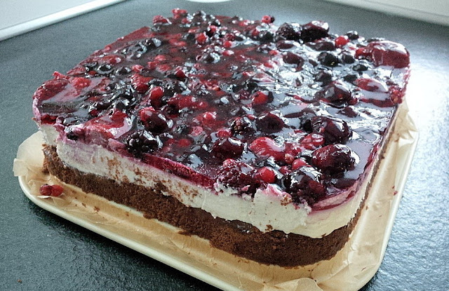 Prăjitură cu fructe de pădure și mascarpone